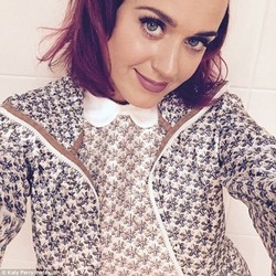 Ikuti Tren Warna 2015, Katy Perry Ganti Warna Rambut Menjadi Ungu