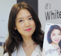 Korean Style: Tampil dengan Riasan Flawless dan Natural ala Park Shin-Hye
