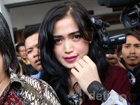 Jessica Iskandar Bak Pohon Natal di Sidang Pembatalan Nikah