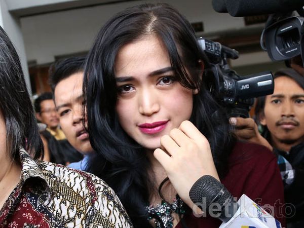 Jessica Iskandar Bak Pohon Natal di Sidang Pembatalan Nikah