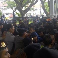Demo Tolak Kenaikan BBM Diwarnai Lempar Sepatu dan Batu