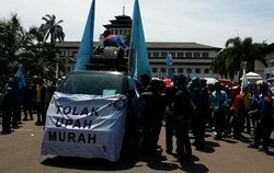 Tuntut Revisi UMK 2015, Ribuan Buruh Geruduk Gedung Sate