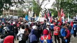 Tunggu Kepastian Bertemu Aher, Buruh Joget Sakitnya Tuh di Sini