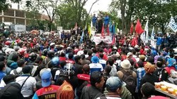 Demo UMK, Ribuan Buruh Jebol Pagar Gedung Sate