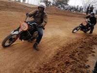 Balapan Motor Jadul di Tanah