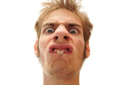 Kebiasaan Saat Kecil yang Bisa Picu Gigi Tonggos Ketika Dewasa