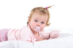 Kebiasaan Ngempeng Bisa Bikin Gigi Anak Tonggos? Ini Kata Dokter