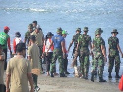Pantai Kuta Penuh Sampah, TNI dan Relawan Turun Tangan