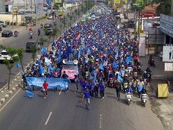 Buruh Demo Kuasai Jalan Serpong, Toko-toko Tutup dan Penumpang Telantar