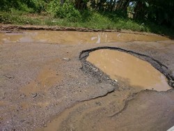 Mengerikan! Kondisi Jalan di Jalur Selatan Provinsi Banten Penuh Lubang