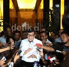 Menteri Hukum Berikan Penghargaan Kota/Kabupaten Peduli HAM 2014