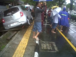 Dikemudikan Siswa SMA, Nissan March Lompat Trotoar dan Nyaris Tabrak Rambu