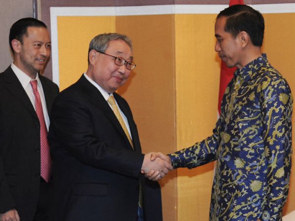 Jokowi Berbatik di Kunjungan ke Korsel