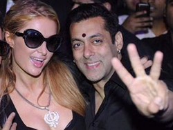 Aww, Aktor Bollywood Salman Khan Beri Kalung Berlian untuk Paris Hilton