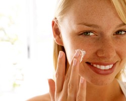 6 Produk Kecantikan yang Wajib Digunakan Sebelum Tidur di Malam Hari