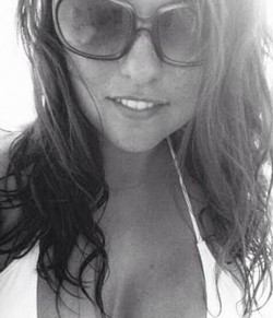 Foto Selfie Belahan Dada Istri Politikus Diobral di Internet