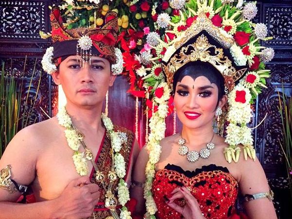 Menikah, Fitri Karlina Kenakan Baju Adat Osing Banyuwangi