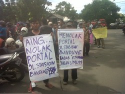 Warga Protes Jalan Tol Berbayar di Stasiun Timur dan Barat