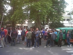 Penghasilan Merosot, Sopir Angkot Desak Pemkot Bandung Stop Bus Sekolah Gratis