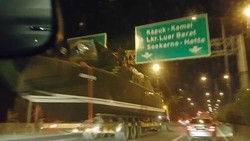 Truk Trailer Muatan Kapal Hitam Kini Tersangkut JPO di Tol Dalam Kota