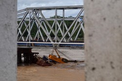 Dahsyatnya Luapan Sungai Serayu, Crane Hanyut Terbawa Air