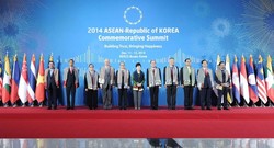 Hadiri Pertemuan Puncak Pemimpin ASEAN-Korsel, Jokowi Dikalungi Syal Khas Korsel