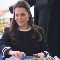 Foto: Ekspresi Konyol Kate Middleton Disuruh Bungkus Kado Ketika di New York