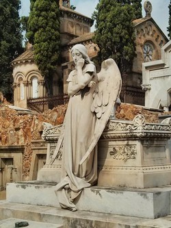 Uji Nyali, Wisata Kuburan di Barcelona