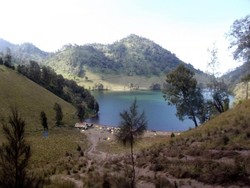 Menatap Indahnya Ranu Kumbolo Dari Atas Tanjakan Cinta