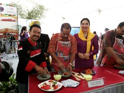Buka Pekan Wisata Kuliner, Menpar Ulek Sambal
