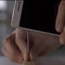 Dilindas Mobil Hingga Getok Paku, Oppo R5 Tetap Utuh