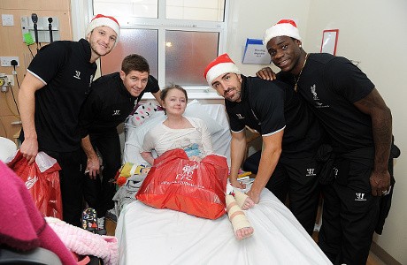 The Reds Bagi-bagi Hadiah Natal di Rumah Sakit Anak