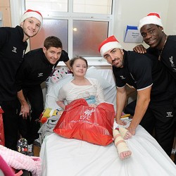 The Reds Bagi-bagi Hadiah Natal di Rumah Sakit Anak