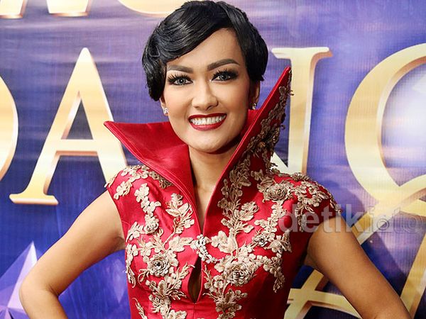 Merah Membara Julia Perez