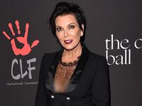 Sudah Jadi Nenek, Kris Jenner Tetap Seksi Berbaju Menerawang