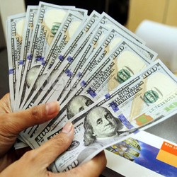 Dolar Naik, di Bank Harganya Nyaris Rp 12.500