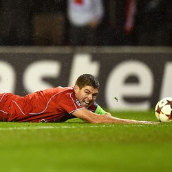 Gerrard Ditantang untuk Unjuk Gigi di Old Trafford