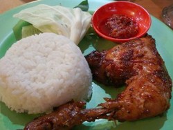 Rekomendasi Restoran: Nyam! Hangat Gurih Manis Ayam Bakar Dicocol Sambal Pedas