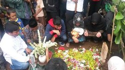 Dalam Keadaan Lemah Sebelum Wafat, Een Masih Sempat Mengajar Tari
