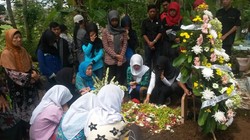 Kerabat Kehilangan Sosok Guru Een yang Solehah dan Bercahaya