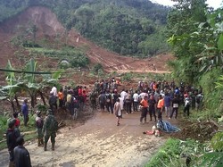 Hujan Deras di Lokasi Longsor, Evakuasi Dihentikan Sementara