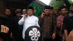 Gubernur Jabar dan Bupati Sumedang Gotong Keranda Jenazah Een Sukaesih