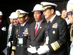 Momen Saat Jokowi Kunjungi DSME dan Lihat Pembuatan 3 Kapal Selam untuk RI