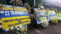 SBY Juga Berduka, Kirim Karangan Bunga Pada Een Sukaesih