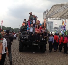 Seru! 6 Pasang Pengantin Baru Diarak dengan Panser Anoa di Monas