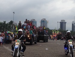 Di Pameran Alutsista, Warga Berebut Naik Kendaraan Tempur Keliling Monas