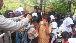 Begini Tangis Haru Siswa SD saat Lepas Kepergian Een Sukaesih