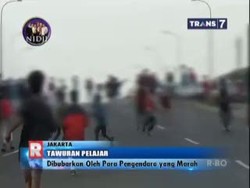 Tawuran Pelajar Dibubarkan oleh Pengendara yang Marah