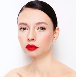 Tips Mengaplikasikan Lipstik Warna Merah Tanpa Terlihat Menor