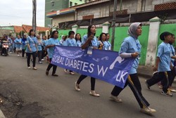 Blusukan Lagi di Senen, Dokter-dokter FKUI Ajak Pasien Diabetes Gerak Jalan